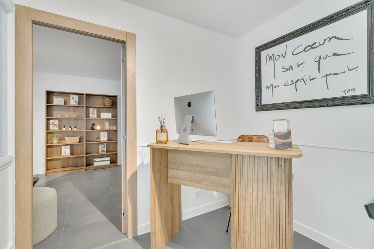 Accueil de l'institut Lab Therapy à Annecy, bois clair et produits de soin