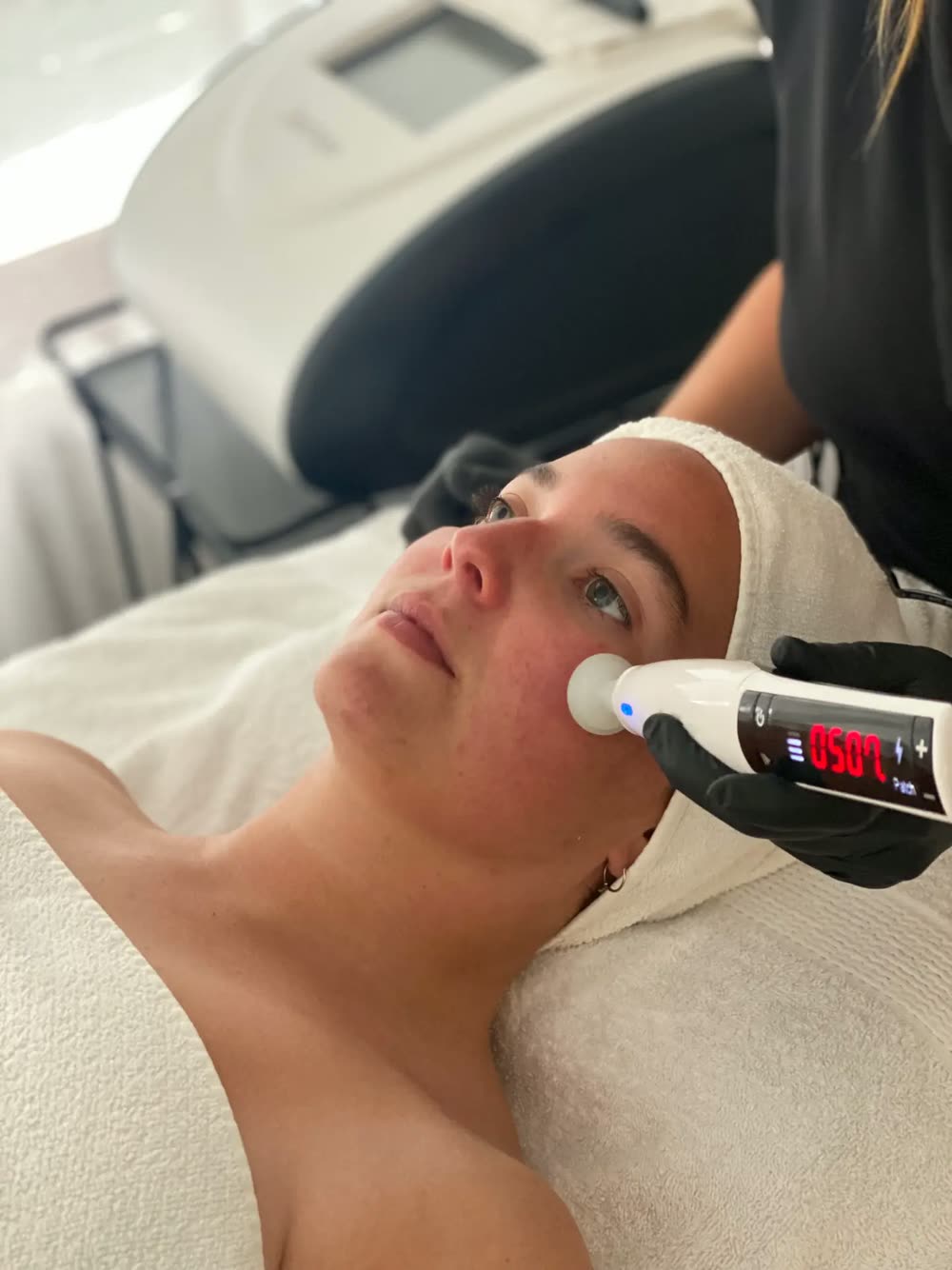 Soin Miracle Glow : plasma froid Euro-Plasma appliqué sur la joue en institut à Annecy